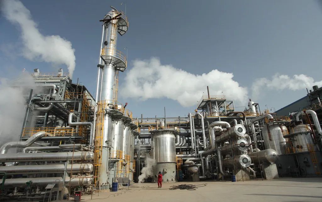 按 VOCs 的化學結構，可將其進一步分為 8 類：烷烴類、芳香烴類、烯烴類、鹵代烴類、酯類、醛類、酮類和其他化合物。從環保意義上講，主要指化學性質活潑的那一類揮發性有機物。常見的 VOCs有：苯、甲苯、二甲苯、苯乙烯、三氯乙烯、三氯甲烷、三氯乙烷、二異氰酸酯（TDI）、二異氰甲苯酯等。